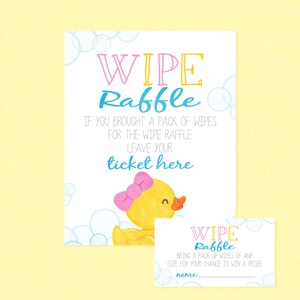 Puede incluir: Un letrero y una tarjeta de rifa para un baby shower. El letrero tiene las palabras "Wipe Raffle" en rosa, amarillo y azul, con un pato amarillo con un lazo rosa. La tarjeta también dice "Wipe Raffle".