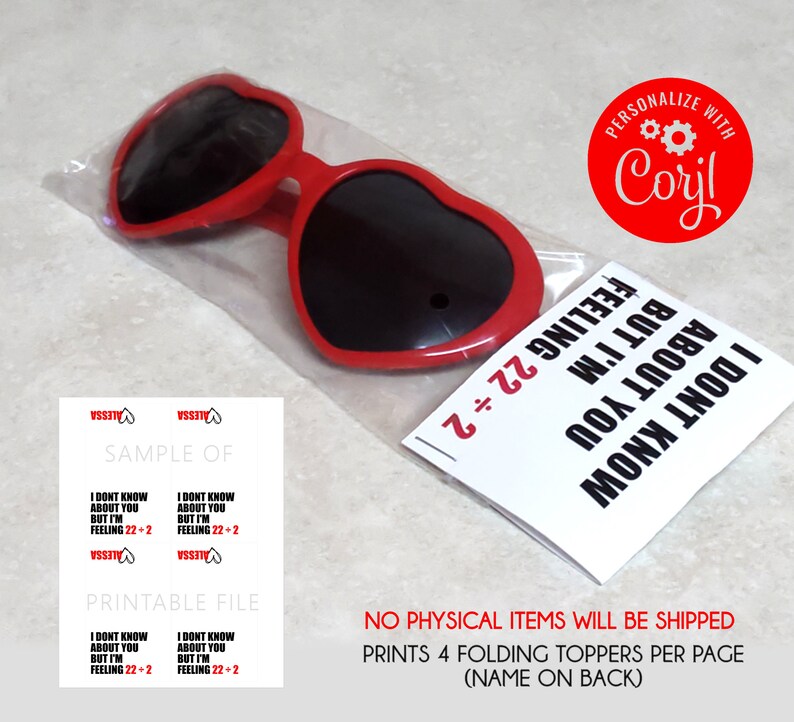 Peut inclure: T&eacute;l&eacute;chargement num&eacute;rique imprimable de quatre lunettes de soleil en forme de c&oelig;ur avec le texte "Je ne sais pas pour toi mais je me sens 22+2" sur la carte. Les lunettes de soleil sont rouges avec des verres noirs. La carte est blanche avec du texte noir.