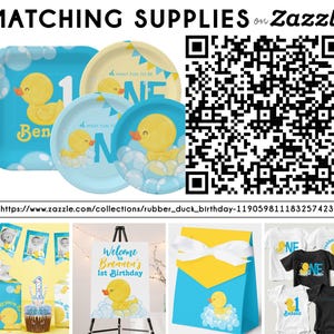 K&ouml;nnte beinhalten: Ein Set passender Geburtstags-Partyartikel mit einer gelben Gummiente in einer blauen Badewanne mit wei&szlig;en Blasen. Das Set beinhaltet einen Kuchentopper, ein Willkommens-Schild, eine Geschenkt&uuml;te und zwei T-Shirts. Der Text auf dem Schild lautet "Willkommen zu Brennen's 1. Geburtstag". Der Text auf den T-Shirts lautet "Eins" und "Gummiente".