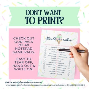 Op de afbeelding: Een roze notitieblok met de tekst "Would she rather" en een lijst met keuzes voor een vrijgezellenfeestspel. Het notitieblok wordt vastgehouden door een persoon met een pen. De afbeelding bevat ook de tekst "Don't want to print?" en "Check out our pack of 40 notepad game pads."