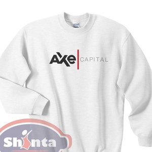 Puede incluir: Sudadera blanca con un logotipo negro y rojo que dice "Axe Capital".