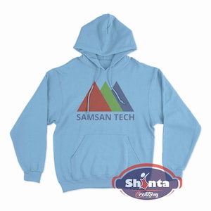 Puede incluir: Una sudadera con capucha azul claro con un gráfico de tres montañas de colores y el texto "SAMSAN TECH" impreso en la parte delantera.