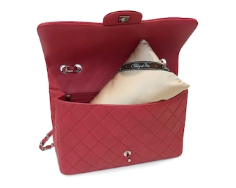 El moldeador de bolsos Bag-a-Vie se adapta a solapas grandes para guardar bolsos en el armario. Absorbe la humedad patentado.