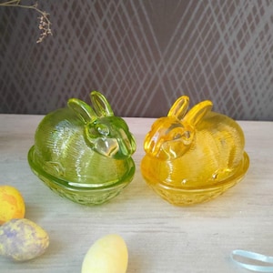 Osterhase aus Glas, Konfektteller, Hase auf Nestdekor als Geschenk