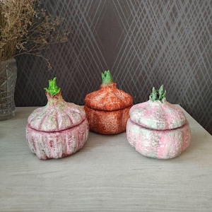 White garlic jar for storage, kitchen and outdoor decoration,recycled paper decorative plate
