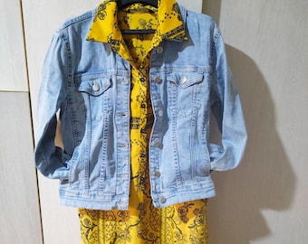 Un set di vestiti: una giacca di jeans e un vestito tunica, taglie dalla S alla M.