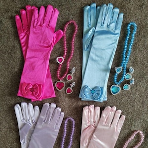 Satijnen babyhandschoenen met accessoires prinses Elsa, Anna, vakantieset, ketting, oorbellen, ring