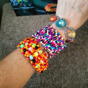brede manchetarmband met gekleurde kralen, unieke handgemaakte sieraden voor een mooi meisje