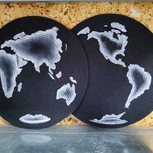 Schwarzes Space Servietten Set von 2 Stück Planet Erde Weltkarte, schwarz und weiße Kugel