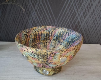 金色のラメが入った斑点模様の張り子のボウル、再生紙で作られた装飾皿