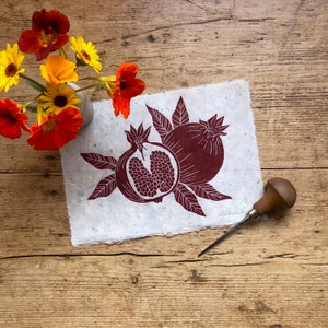 Piccola stampa linoleografica di melograno rosso su bella carta washi bamboo. Decorazione per la casa, stampa artistica, fatta a mano