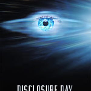 Könnte beinhalten: Ein grafisches Poster mit einem leuchtend blauen menschlichen Auge, das vor einem dunklen Hintergrund zentriert ist und von Lichtstrahlen umgeben wird. Der Text DISCLOSURE DAY ist in fetter, weißer, serifenloser Schrift unten abgebildet.