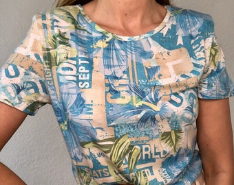 Beautiful vintage T-shirt in blue with shoulder pads from the 80s and 90s