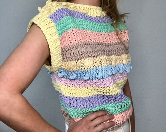 Beau chandail en tricot vintage couleurs arc-en-ciel à manches courtes