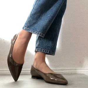 Beautiful vintage women's shoes / lacquer shoes in khaki / brown color / pointed shoes