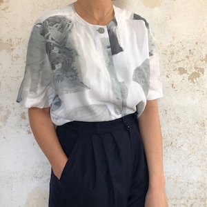 Beautiful vintage viscose blouse with 90s print, short sleeves in pastel / grey / white