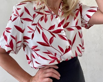 Belle blouse vintage à manches courtes en blanc avec des feuilles rouges des années 80 90