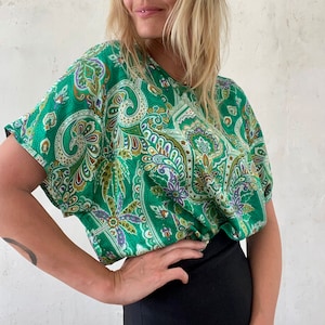 Beautiful Vitage Boho blouse short-sleeved in green floral pattern 80s 90s