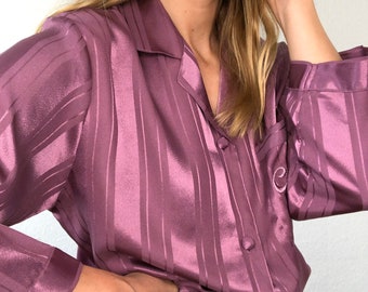 Schöne Vintage Bluse / Nachthemd in lila Glanzstoff mit Streifen