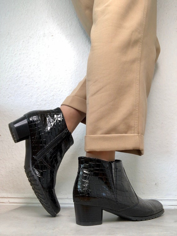Beautiful black vintage ankle boots / patent boots