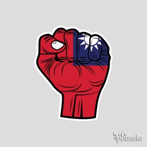 Puede incluir: Un puño levantado con la bandera de Taiwán pintada en él. El puño es rojo, blanco y azul, con la bandera de Taiwán en la parte posterior de la mano. El puño está fuertemente cerrado, con el pulgar apuntando hacia arriba.