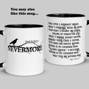 Może przedstawiać: Biały kubek ceramiczny z czarnym rantem. Kubek przedstawia czarnego kruka siedzącego na gałęzi z napisami "Quoth the Raven" i "Nevermore" nadrukowanymi poniżej. Przeciwległa strona kubka przedstawia czarno-biały fragment wiersza "Kruk" Edgara Allana Poe.