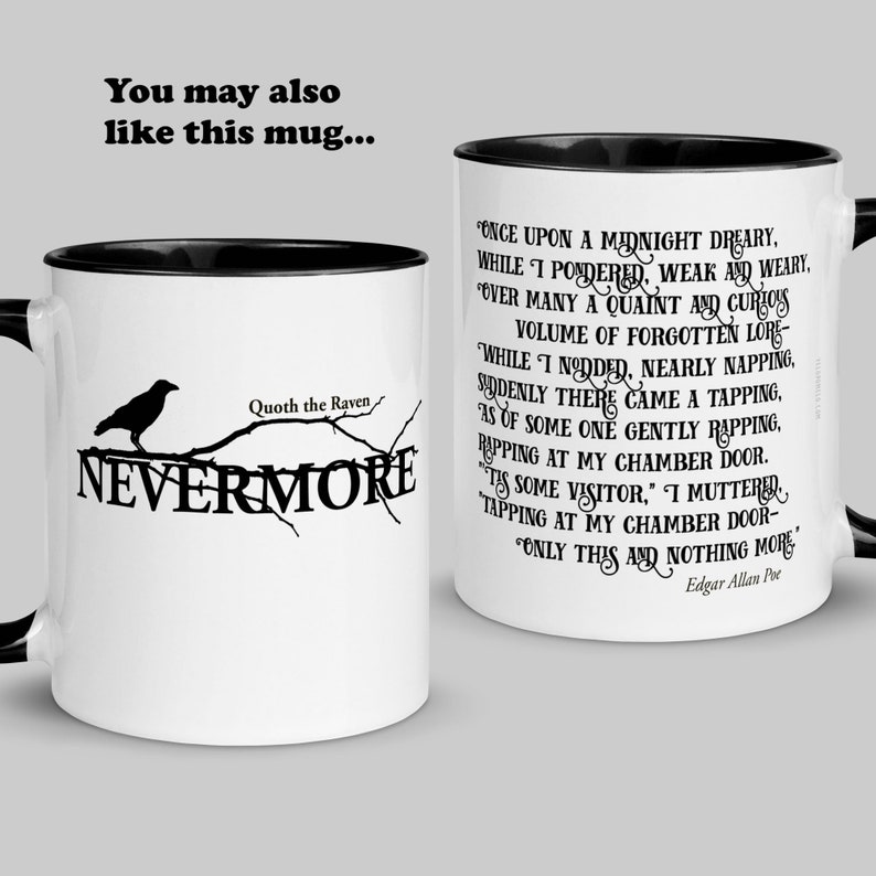 Może przedstawiać: Biały kubek ceramiczny z czarnym rantem. Kubek przedstawia czarnego kruka siedzącego na gałęzi z napisami "Quoth the Raven" i "Nevermore" nadrukowanymi poniżej. Przeciwległa strona kubka przedstawia czarno-biały fragment wiersza "Kruk" Edgara Allana Poe.