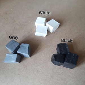 以下が含まれることがあります： 白、グレー、黒のチョークブロックが3つずつ。ブロックは3つのグループに分けられており、各グループは対応する色でラベル付けされています。