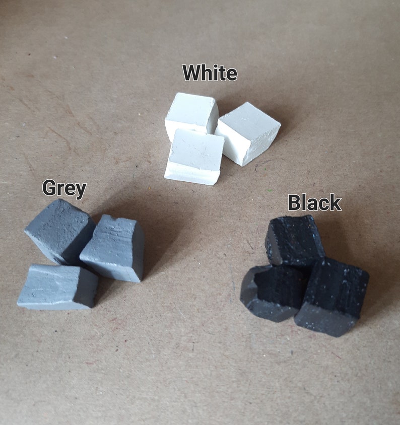 以下が含まれることがあります： 白、グレー、黒のチョークブロックが3つずつ。ブロックは3つのグループに分けられており、各グループは対応する色でラベル付けされています。