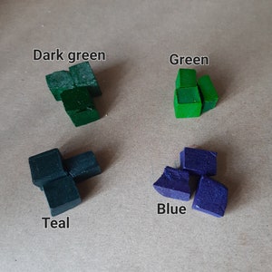 以下が含まれることがあります： 緑と青の異なる色合いの小さな正方形のブロックが4つのグループに分かれています。ブロックには、「ダークグリーン」、「グリーン」、「ティール」、「ブルー」とラベル付けされています。