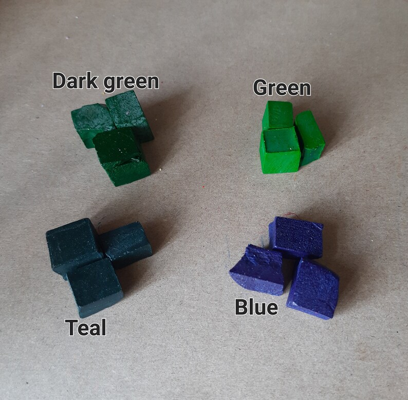 以下が含まれることがあります： 緑と青の異なる色合いの小さな正方形のブロックが4つのグループに分かれています。ブロックには、「ダークグリーン」、「グリーン」、「ティール」、「ブルー」とラベル付けされています。