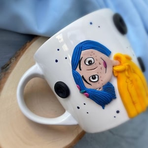 Tasse im Coraline-Stil, Personalisierte Geschenke für die beste Freundin, Kaffeetasse aus Polymer Clay, Coraline-Tasse individuell