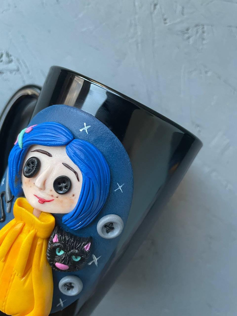 Tazza personalizzata in stile Coraline, idea regalo di Halloween per gli amanti di Coraline, tazza da caffè personalizzata con gatto nero, bottone, chiave - Italia