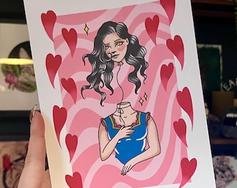 Puede incluir: Una impresión rosa y blanca con la cabeza de una mujer flotando sobre su cuerpo. La mujer lleva un vestido azul con ribete amarillo. El fondo es rosa con líneas onduladas blancas y corazones rojos.