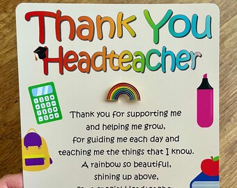Puede incluir: Una tarjeta de agradecimiento colorida para un director de escuela. La tarjeta presenta un arcoíris, una calculadora, una mochila, un marcador, una pila de libros, clips de papel y lápices de colores. La tarjeta dice "Gracias Director. Gracias por apoyarme y ayudarme a crecer, por guiarme cada día y enseñarme las cosas que sé. Un arcoíris tan hermoso, brillando arriba, para un director especial, con mucho amor xxx."