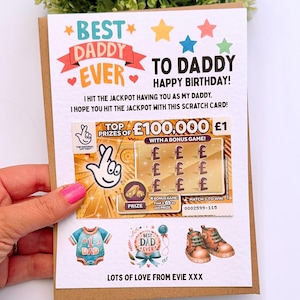Puede incluir: Tarjeta de cumplea&ntilde;os con la frase "Best Daddy Ever" y un rasca y gana con un premio de &pound;100.000. La tarjeta incluye ilustraciones y el mensaje "Lots of love from Evie XXX".