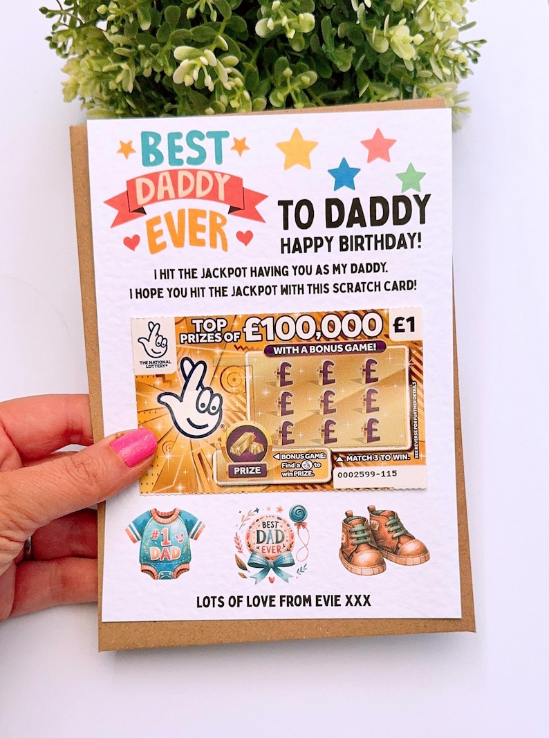 Puede incluir: Tarjeta de cumplea&ntilde;os con la frase "Best Daddy Ever" y un rasca y gana con un premio de &pound;100.000. La tarjeta incluye ilustraciones y el mensaje "Lots of love from Evie XXX".
