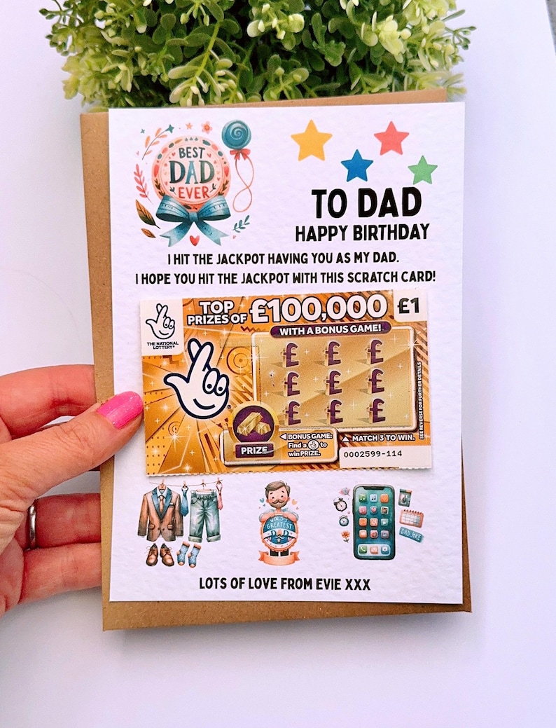 Puede incluir: Tarjeta de cumplea&ntilde;os para pap&aacute; con el texto "Mejor pap&aacute; del mundo" y "Para pap&aacute;, feliz cumplea&ntilde;os". La tarjeta incluye un gr&aacute;fico de boleto de loter&iacute;a raspable con el texto "Premios principales de &pound;100,000 &pound;1".