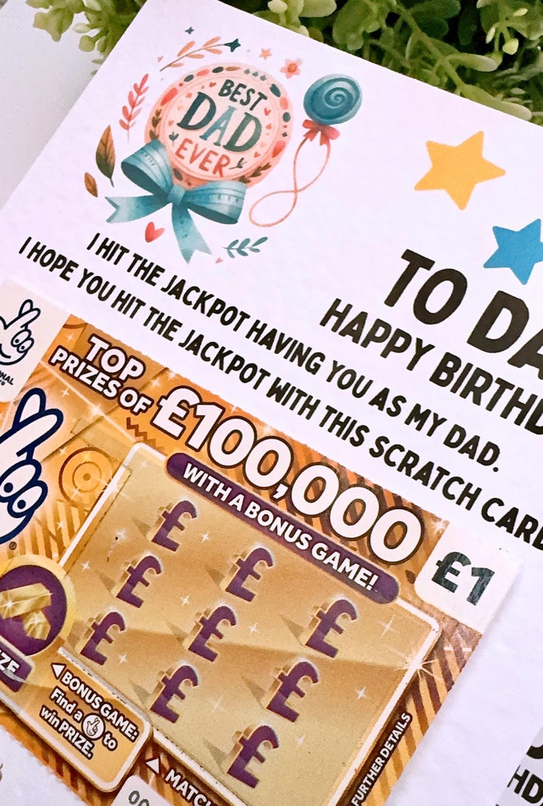 Puede incluir: Tarjeta de cumplea&ntilde;os con un rasca y gana. La tarjeta dice "Best Dad Ever" y "To Dad, Happy Birthday". El rasca y gana muestra un premio de &pound;100,000 y un juego de bonificaci&oacute;n.