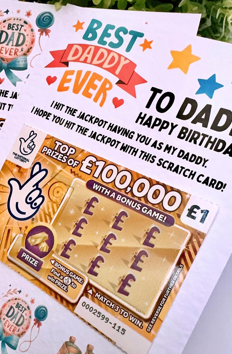 Puede incluir: Una tarjeta de cumplea&ntilde;os con el texto "Best Daddy Ever" y un rasca y gana. El boleto muestra "Top Prizes of &pound;100,000" y "Match 3 to Win". La tarjeta tambi&eacute;n dice "Happy Birthday To Dad".