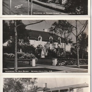 Puede incluir: Fotografías vintage en blanco y negro de residencias de celebridades. Las imágenes muestran las casas de Deanna Durbin en Hollywood, Jack Benny en Beverly Hills y Fred Astaire en Beverly Hills. Cada foto está etiquetada con el nombre y la ubicación de la celebridad.