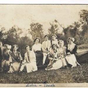 Circa 1909 College Age Frauen-Gruppe außerhalb RPPC Postkarte