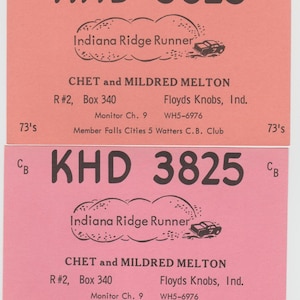 Puede incluir: Una tarjeta de membresía rosa para el club Indiana Ridge Runner. La tarjeta tiene el texto "KHD 3825" en la parte superior y el texto "CHET y MILDRED MELTON" en el medio. La tarjeta también tiene el texto "R #2, Box 340, Floyds Knobs, Ind." y "Monitor Ch. 9, WH5-6976, Member Falls Cities 5 Watters C.B. Club".