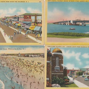 Puede incluir: Conjunto de cuatro postales vintage con escenas de Wildwood, Nueva Jersey. Las im&aacute;genes incluyen una vista del paseo mar&iacute;timo, un puente de carretera costera, una playa concurrida y una vista de la calle con una iglesia.
