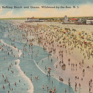 Puede incluir: Postal vintage que muestra una vista general de una playa y un oc&eacute;ano concurridos. El texto "General View, Bathing Beach and Ocean. Wildwood-by-the-Sea. N. J." est&aacute; impreso en la parte superior. Numerosas personas disfrutan de la playa.