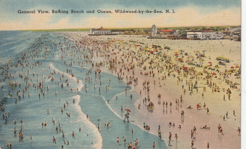 Puede incluir: Postal vintage que muestra una vista general de una playa y un oc&eacute;ano concurridos. El texto "General View, Bathing Beach and Ocean. Wildwood-by-the-Sea. N. J." est&aacute; impreso en la parte superior. Numerosas personas disfrutan de la playa.