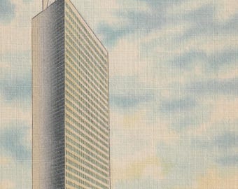 Può includere: Cartolina vintage raffigurante il New Republic National Bank Building a Dallas, Texas. Il grattacielo alto e rettangolare ha una guglia distintiva ed è ambientato contro un cielo nuvoloso. La facciata dell'edificio è ricoperta da file di finestre.