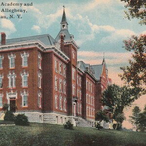 Op de afbeelding: Een vintage ansichtkaart met een rood bakstenen gebouw van meerdere verdiepingen, aangeduid als St. Elizabeth's Academy and Seminary, Allegheny, near Olean, N. Y. Het heeft een centrale toren, witte accenten en een grijs dak onder een bewolkte lucht.