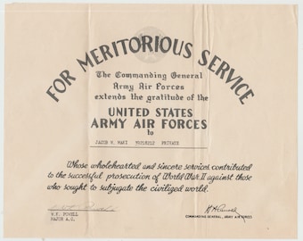 Op de afbeelding: Een certificaat van verdienste voor verdienstevolle dienst in de United States Army Air Forces, toegekend aan Jacob W. Maki, 39218212, Private. Het certificaat vermeldt dat de Commandant-Generaal zijn dank uitspreekt voor zijn dienst tijdens de Tweede Wereldoorlog.