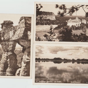 « Wisconsin Wisconsin Trois cartes postales RPPC des années 40 » par Luckenbill